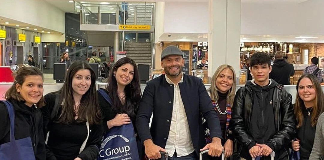 Equipe ICGroup recebendo alunos no aeroporto de Londres